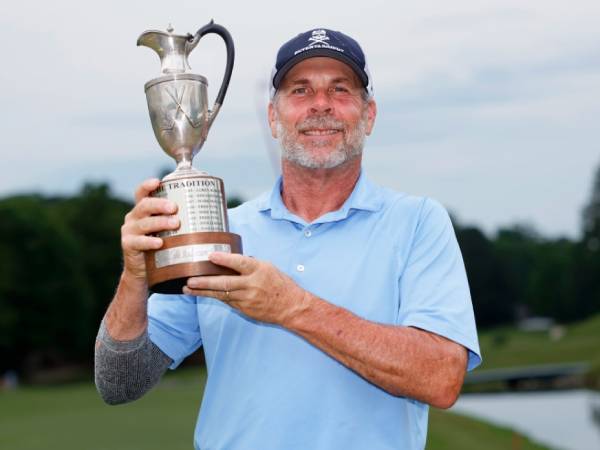 Doug Barron berpose dengan trofi Regions Tradition. (Foto: PGA Tour)