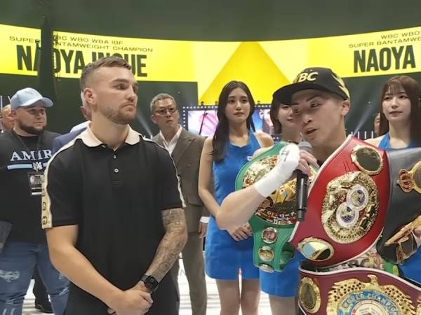 Sam Goodman (kiri) naik ke atas ring usai Naoya Inoue mengalahkan Luis Nery. (Foto: Japan Times)
