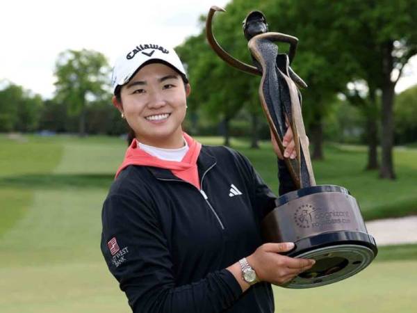 Rose Zhang berpose dengan trofi Cognizant Founders Cup. (Foto: LPGA Tour)