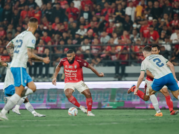 Penyerang Bali United, Jefferson Assis saat menghadapi Persib Bandung di reguler series