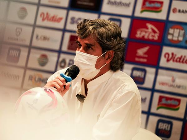 Pelatih Bali United, Stefano Cugurra dalam jumpa pers jelang laga