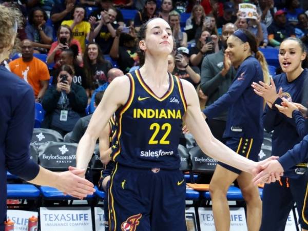 Pertandingan debut Caitlin Clark di WNBA yang akan digelar pada hari Selasa (14/5) di Mohegan Sun Arena di Uncasville, Connecticut, sudah terjual habis. (Foto: AP)