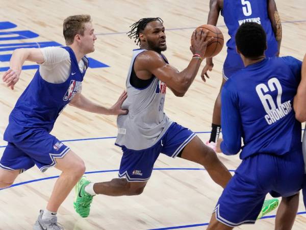 Bronny James mencetak keempat poinnya dari hasil tembakan floater dalam pertandingan scrimmage pertamanya di NBA Combine di Chicago. (Foto: AP)