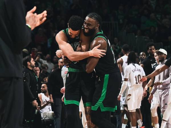 Duo bintang Boston Celtics, Jayson Tatum dan Jaylen Brown berpelukan usai memastikan Langkah timnya ke final Wilayah Timur usai menyingkirkan Cleveland Cavaliers. (Foto: Reuters)