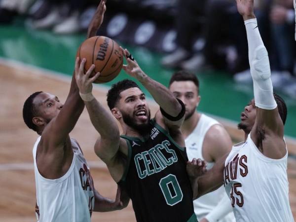 Jayson Tatum (tengah) mencetak 25 poin saat Boston Celtics mengalahkan Cleveland Cavaliers 113-98 pada Rabu (15/5) malam untuk melaju ke final Wilayah Timur untuk musim ketiga berturut-turut. (Foto: AP)