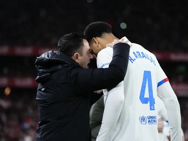 Xavi Hernandez Bicara tentang Masa Depan Ronald Araujo