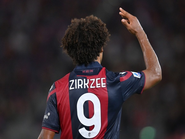 AC Milan masih optimis bisa mendapatkan tanda tangan Joshua Zirkzee, meski sang striker kencang diberitakan condong merapat ke Arsenal musim depan / via Getty Images