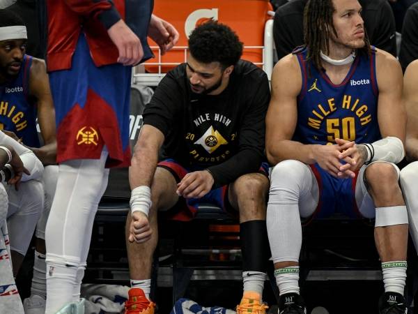 Jamal Murray (tengah) melihat sikunya saat kuarter keempat dalam kekalahan Denver Nuggets 115-70 dari Minnesota Timberwolves di Target Center Kamis (16/5). (Foto: The Denver Post)