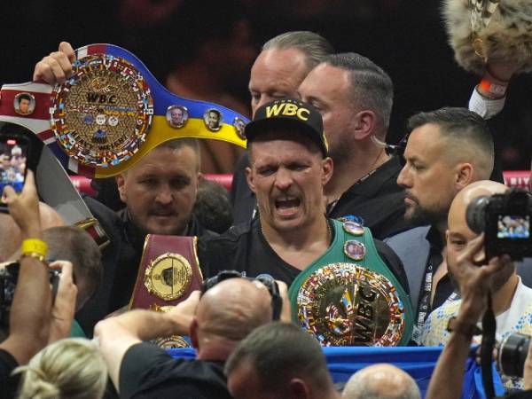 Oleksandr Usyk menjadi juara kelas berat sejati pertama di era empat sabuk setelah mengalahkan Tyson Fury. (Foto: Reuters)
