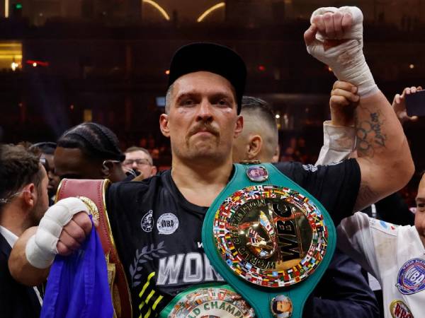 Oleksandr Usyk menjadi juara kelas berat sejati pertama di era empat sabuk setelah mengalahkan Tyson Fury. (Foto: Reuters)
