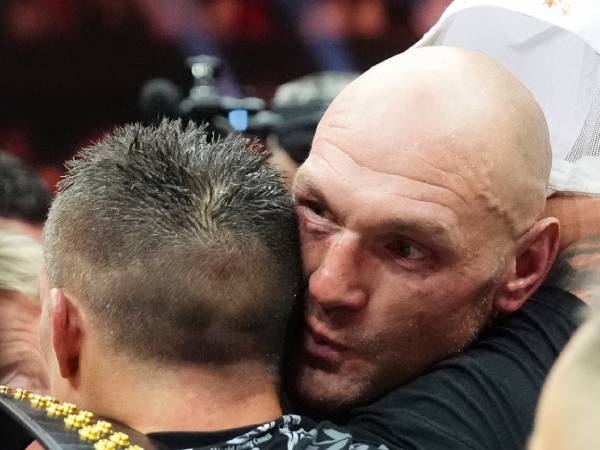 Tyson Fury (kanan) memeluk Oleksandr Usyk usai pertarungan mereka di Riydah. (Foto: Reuters)