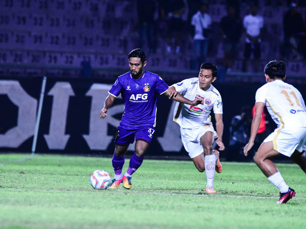 Pemain bertahan Persik Kediri, Agil Munawar sebelum mengalami cedera