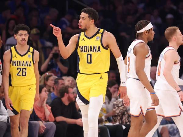 Tyrese Haliburton (tengah) mencetak 26 poin saat Indiana Pacers menang 130-109 atas New York Knicks di Game 7 pada Minggu (19/5), melaju ke final Wilayah Timur. (Foto: AP)