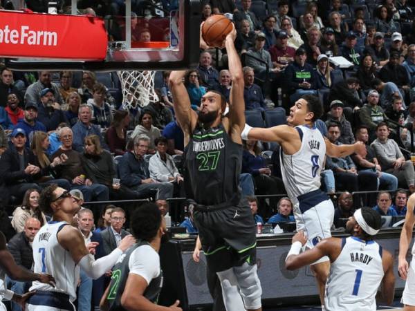 Dominasi Rudy Gobert di area sekitar ring menjadi pekerjaan rumah Mavericks saat menghadapi Wolves di final Wilayah Barat. (Foto: Reuters)