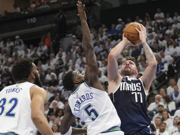 Luka Doncic (kanan) mencetak 33 poin saat Dallas Mavericks meraih kemenangan 108-105 atas tuan rumah Minnesota Timberwolves pada Game 1 final Wilayah Barat pada Rabu (22/5) malam. (Foto: AP)