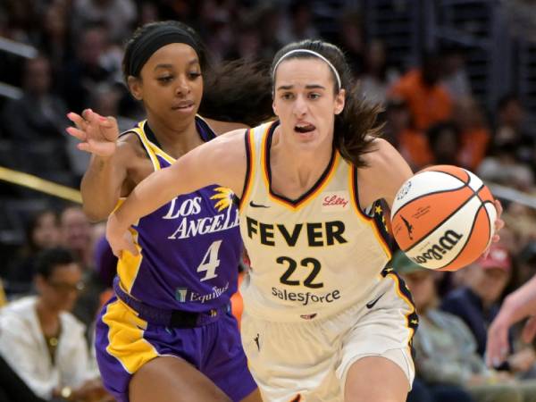 Caitlin Clark (kanan) nyaris membukukan triple-double pertamanya di WNBA setelah mencetak 11 poin, 10 rebound dan 8 assist versus Sparks. (Foto: AP)