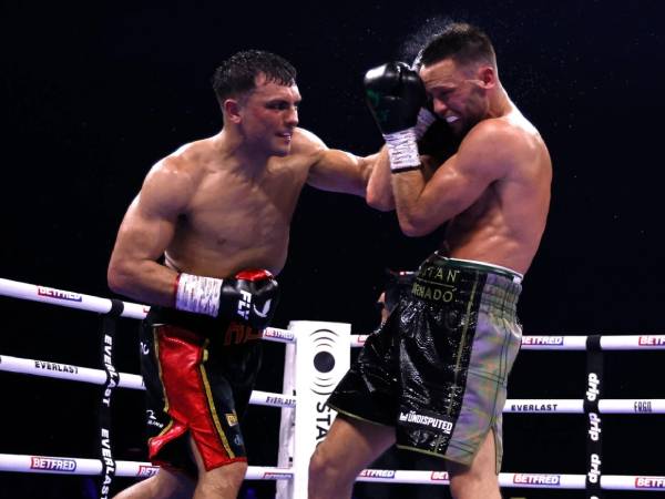 Jack Catterall (kiri) meraih kemenangan angka mutlak atas Josh Taylor, tetapi segera menuai kontroversi seperti duel pertama. (Foto: ESPN)