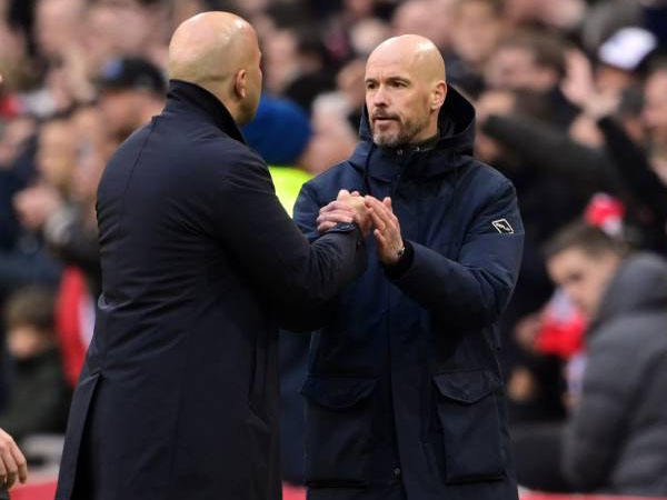 Erik ten Hag Nilai Arne Slot Dapatkan Tim Liverpool yang Lebih Stabil