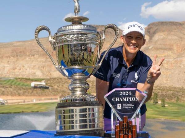 Angela Stanford berpose dengan trofi LPGA Senior Championship. (Foto: Golf Digest)