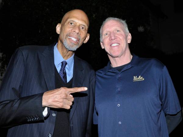 Kareem Abdul-Jabbar (kiri) dan Bill Walton sama-sama alumnus UCLA yang membawa kampusnya menjadi juara nasional di eranya masing-masing. (Foto: Bruins)