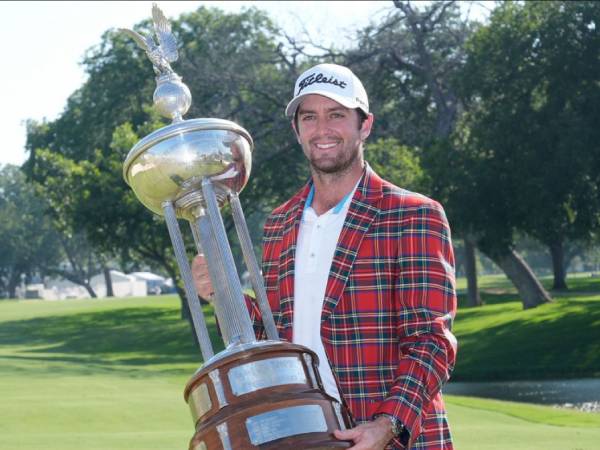 Davis Riley berpose dengan trofi Charles Schwab Challenge 2024. (Foto: Golf Digest)