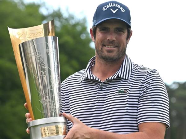 Nacho Elvira berpose dengan trofi Soudal Open 2024. (Foto: Golf Digest)
