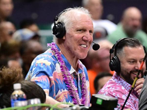 Bill Walton mengenakan kaos warna-warni dengan kalungan lei Hawaii di lehernya saat on-air melakukan siaran. (Foto: NCAA)