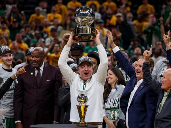 Boston Celtics merayakan trofi juara Wilayah Timur setelah menyapu bersih seri 4-0 melawan Indiana Pacers untuk meraih tiket ke Final NBA. (Foto: AP)