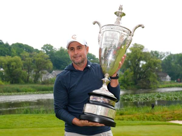 Richard Bland berpose dengan Piala Alfred S. Bourne setelah memenangkan PGA Senior Championship. (Foto: Golf Digest)