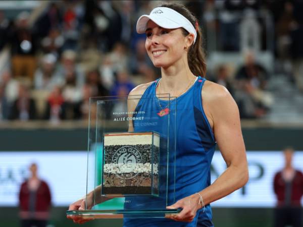 Alize Cornet berpose dengan trofi untuk memperingati turnamen terakhir dalam karier profesionalnya. (Foto: AP)