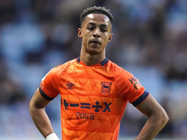 Chelsea meminjamkan Omari Hutchinson ke Ipswich Town selama musim 2023-24