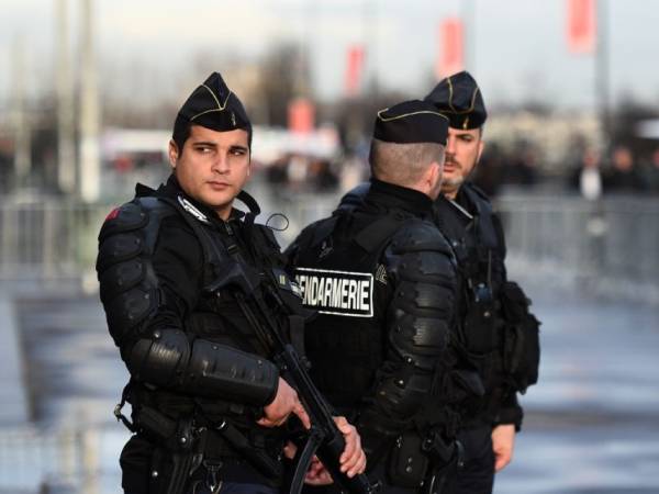 Polisi Prancis berpatroli di depan Stade de France di Saint-Denis jelang penyelenggaraan Olimpiade 2024 di Paris. (Foto: AFP)
