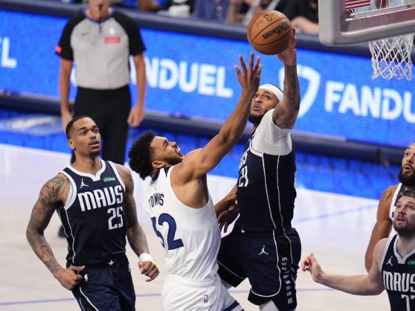 Karl-Anthony Towns (kedua dari kiri) mencetak 25 poin saat Minnesota Timberwolves menahan Dallas Mavericks 105-100 pada Selasa (28/5) malam untuk memperkecil skor 3-1 di final Wilayah Barat. (Foto: AP)