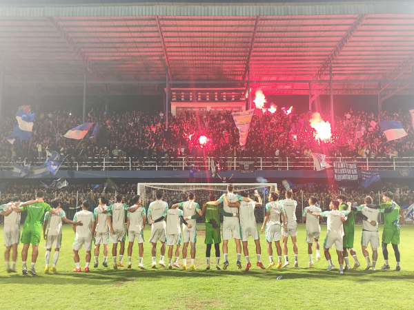 Pemain Persib ketika berdiri menghadap Bobotoh yang memadati tribun Utara Stadion Sidolig