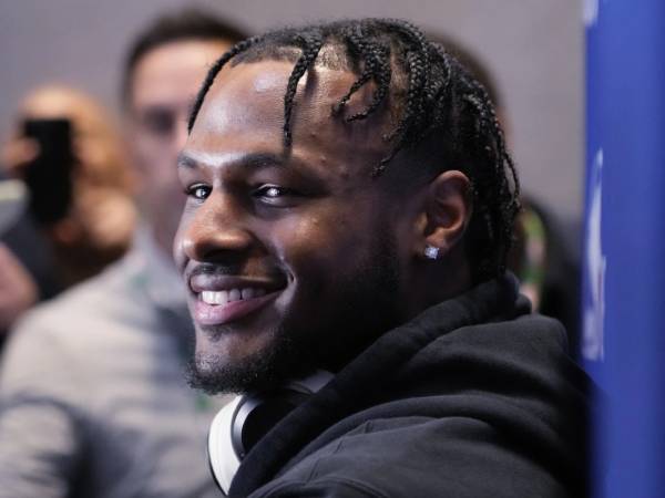 Bronny James menjalani sesi wawancara dengan media saat pelaksanaan Draft Combine NBA. (Foto: Reuters)
