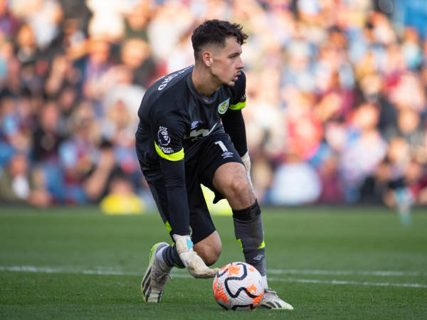 Liverpool dan Newcastle Berebut Tanda Tangan Kiper Burnley, James Trafford