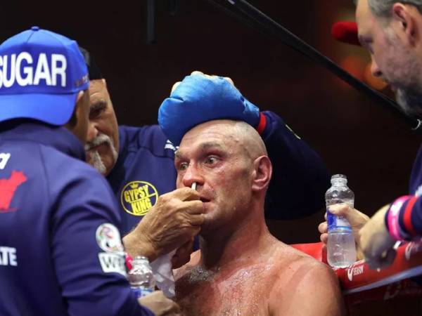 Suasana sudut Tyson Fury dalam pertarungan lawan Oleksandr Usyk. (Foto: The Mirror)