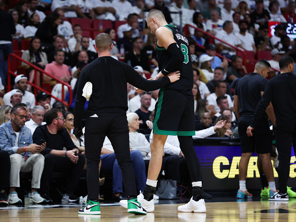 Joe Mazzulla yakin Kristaps Porzingis bisa bermain di laga final.