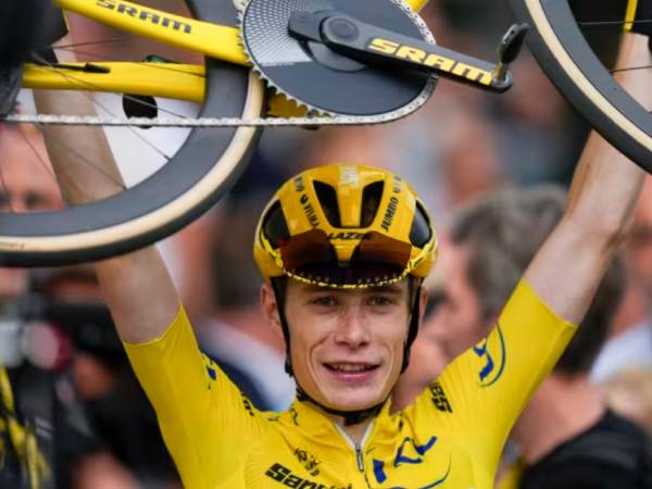 Jonas Vingegaard adalah dua kali pemenang balapan terkenal Tour de France. (Foto: AFP)