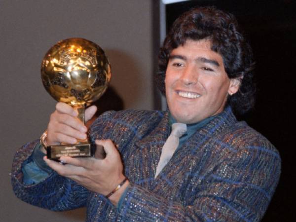 Diego Maradona berpose dengan trofi Ballon d’Or 1986. (Foto: Reddit)