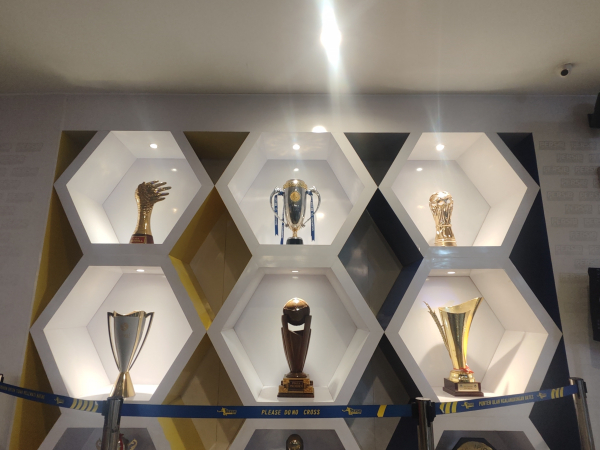 Trofi juara Persib termasuk Piala Liga 1 2023/2924 dipajang di Persib Store