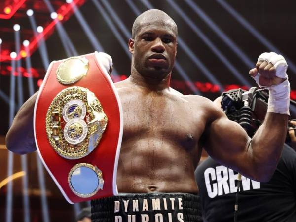 Daniel Dubois berpose dengan gelar interim IBF yang direbutnya setelah mengalahkan Filip Hrgovic. (Foto: Matchroom Boxing)