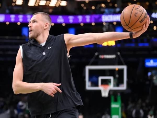 Kembalinya Kristaps Porzingis tidak hanya memperkuat ketahanan pertahanan Boston, tetapi juga mendiversifikasi opsi ofensif mereka. (Foto: Reuters)