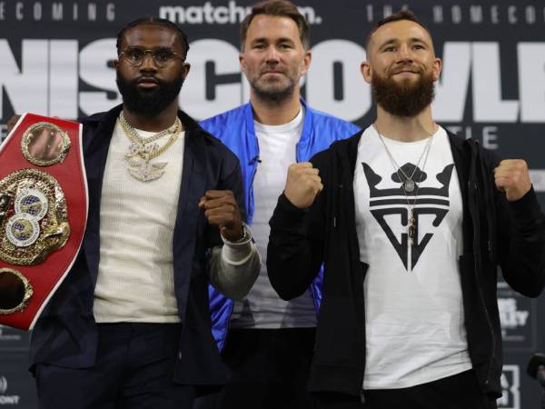 Cody Crowley (kanan) dan juara kelas welter IBF Jaron Ennis berpose saat mengumumkan rencana pertarungan mereka bulan lalu. (Foto: Matchroom Boxing)