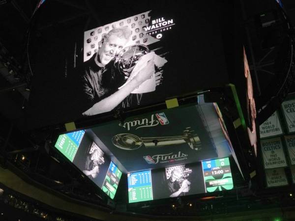 Boston Celtics mengheningkan cipta sejenak untuk Bill Walton sebelum Game 1 Final NBA antara Mavericks dan Celtics di TD Arena. (Foto: AP)