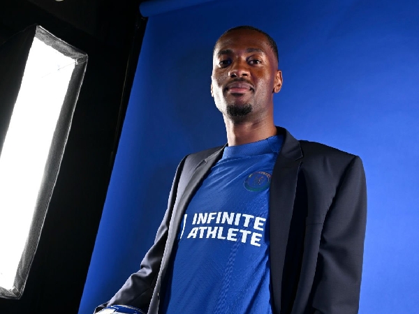 Tosin Adarabioyo menandatangani kontrak berdurasi empat tahun di Chelsea