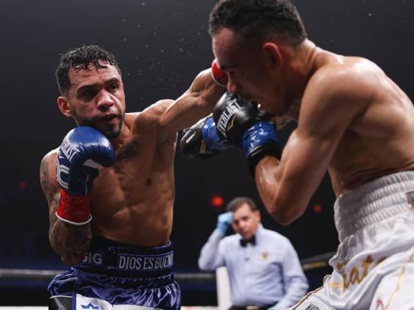 Oscar Collazo (kiri) menang angka mutlak atas Gerardo Zapata pada Jumat (7/6) di New York. (Foto: Golden Boy Promotions)