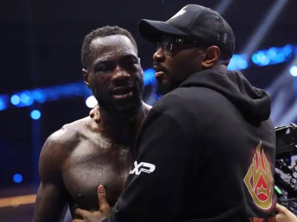 Deontay Wilder (kiri) usai dikalahkan Zhilei Zhang. (Foto: Matchroom Boxing)