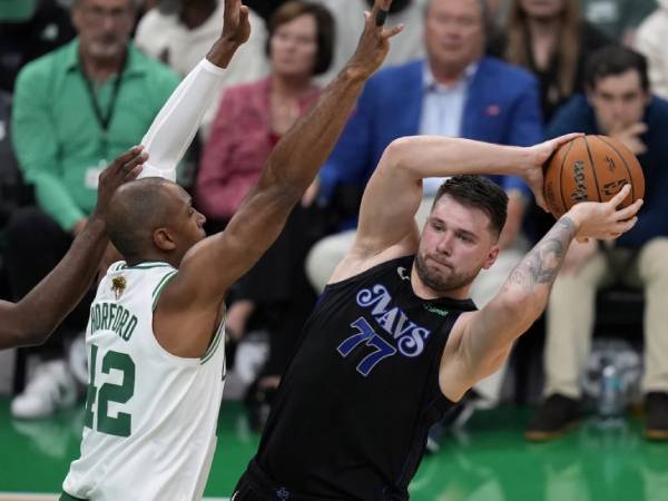 Bintang Mavericks Luka Doncic (kanan) perlu mengurangi turnover, lebih cepat menuju ring, dan memastikan pergerakan bola yang lebih baik saat melawan Celtics di Game 2. (Foto: AP)