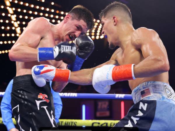Xander Zayas (kanan) mengalahkan Patrick Teixeira setelah 10 ronde. (Foto: Top Rank)